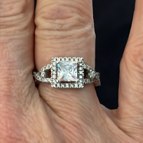 10kt white gold diamond & crystal ring - Picture 1 of 7